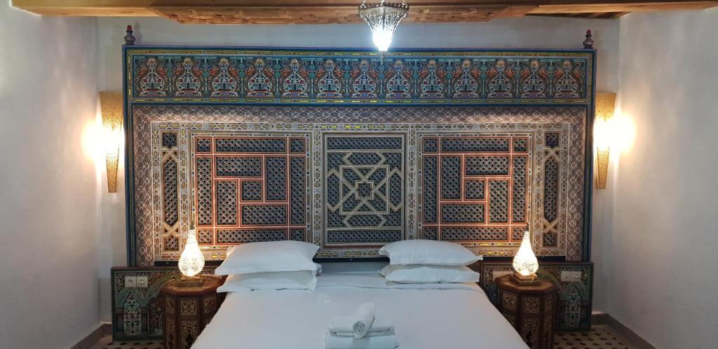 Postel nebo postele na pokoji v ubytování Riad Al Fassia Palace