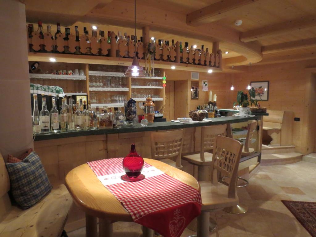 Nápoje v ubytování Hotel Ciasa Ai Pini