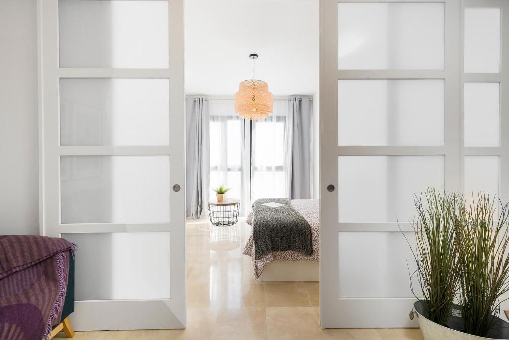 Łóżko lub łóżka w pokoju w obiekcie Apartamento Lujo Ancha del Carmen