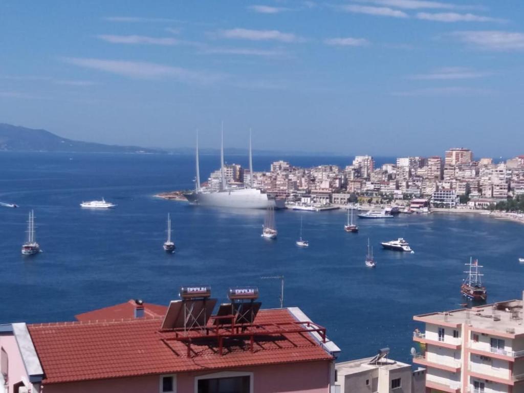 - une vue sur un port avec des bateaux dans l'eau dans l'établissement Sunny&Seaview Apartment, à Saranda