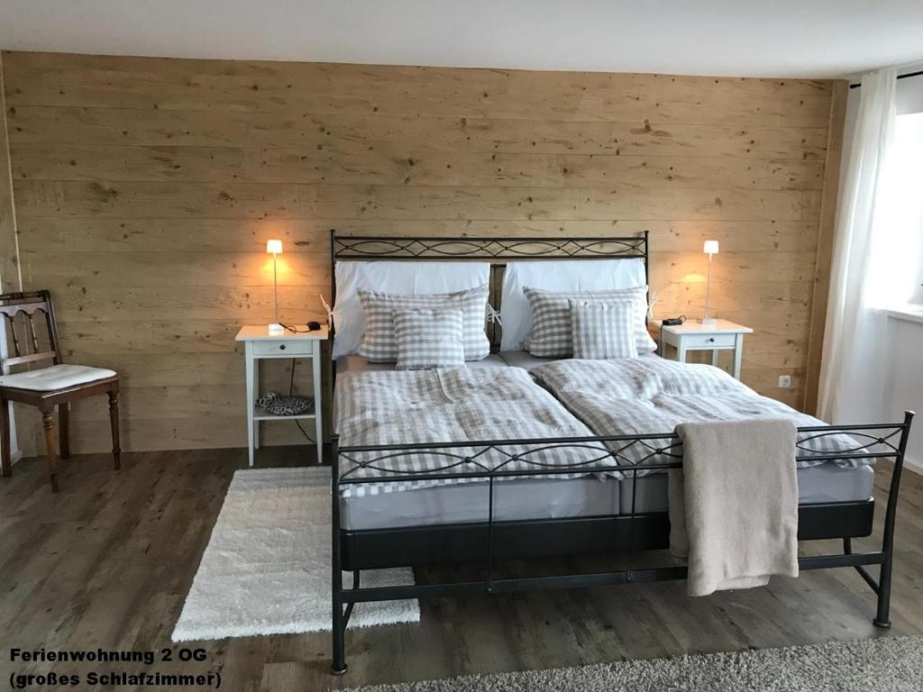 ミッセン・ヴィルハムスにあるKräuterhof-Ferienwohnungの木製の壁のベッドルーム1室(ベッド1台付)