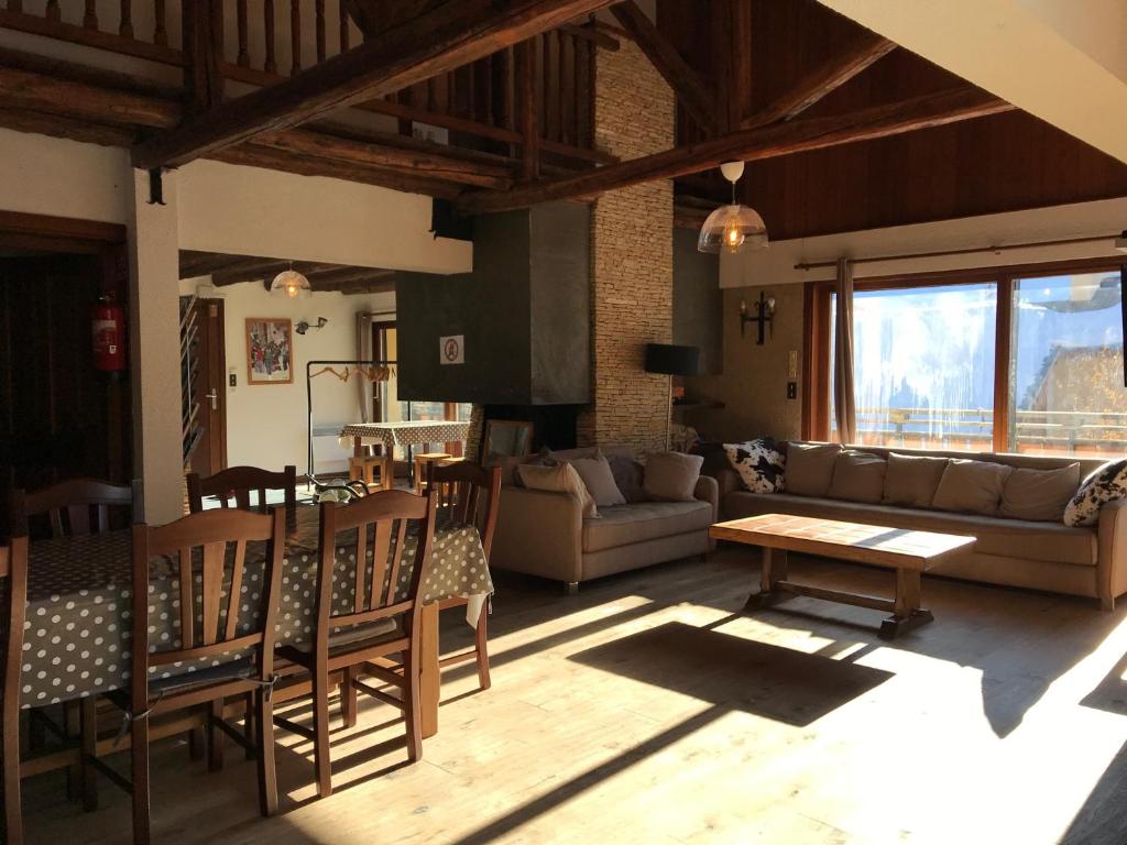 a living room with a couch and a table at Très spacieux chalet rénové été 2026 - 14 personnes coeur de village 150 m des pistes - in Montgenèvre