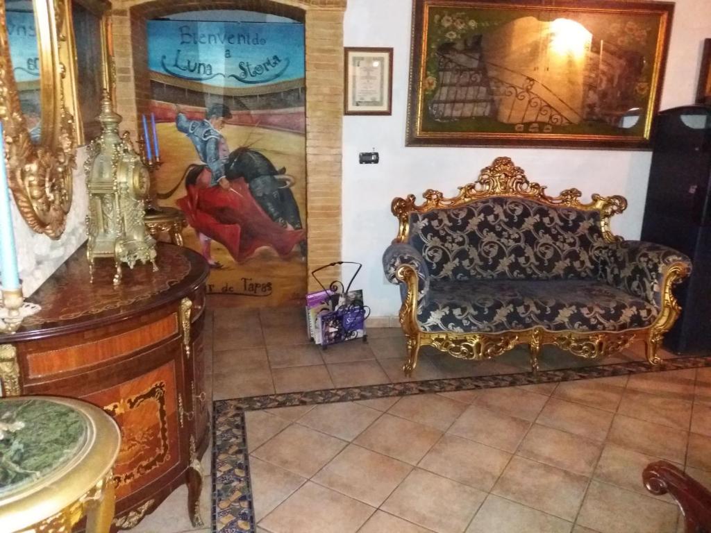カルタニッセッタにあるCasa rosyのソファ付きの壁画のある部屋