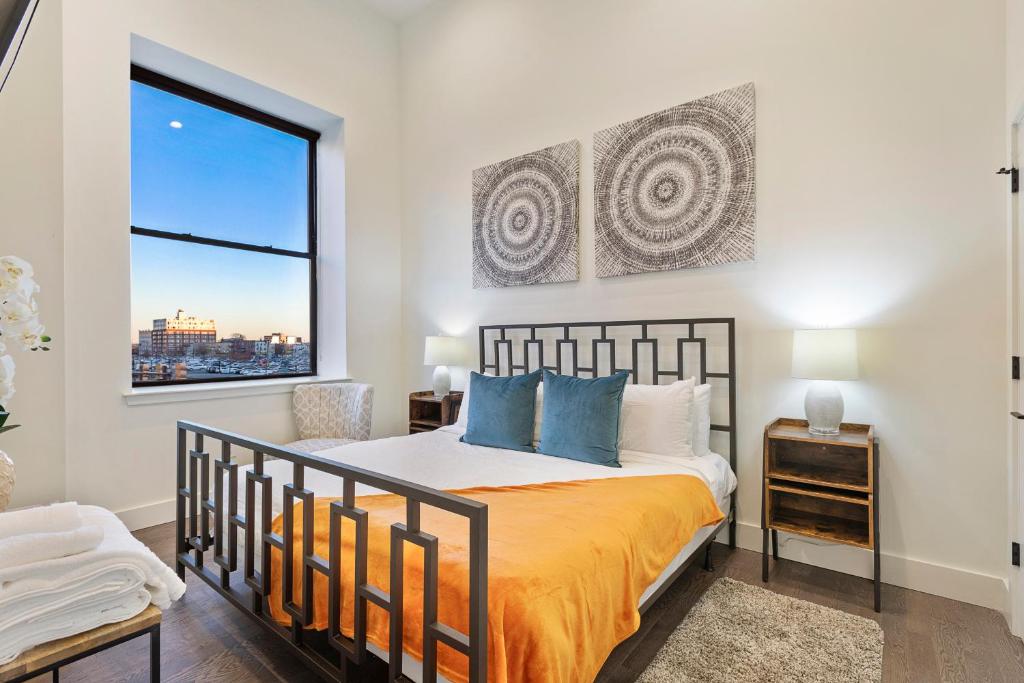 um quarto com uma cama e uma janela em Luxury City Escape em Newark