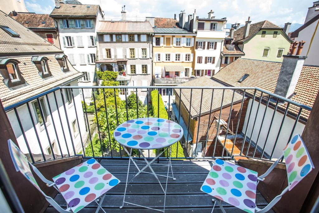 Rõdu või terrass majutusasutuses Guest House Le Charlot