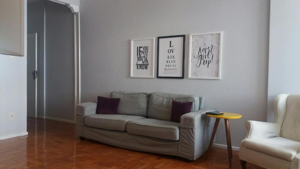 ein Wohnzimmer mit einem Sofa und einem Stuhl in der Unterkunft Apartamento 2Quartos PraiaMetro Copacabana in Rio de Janeiro