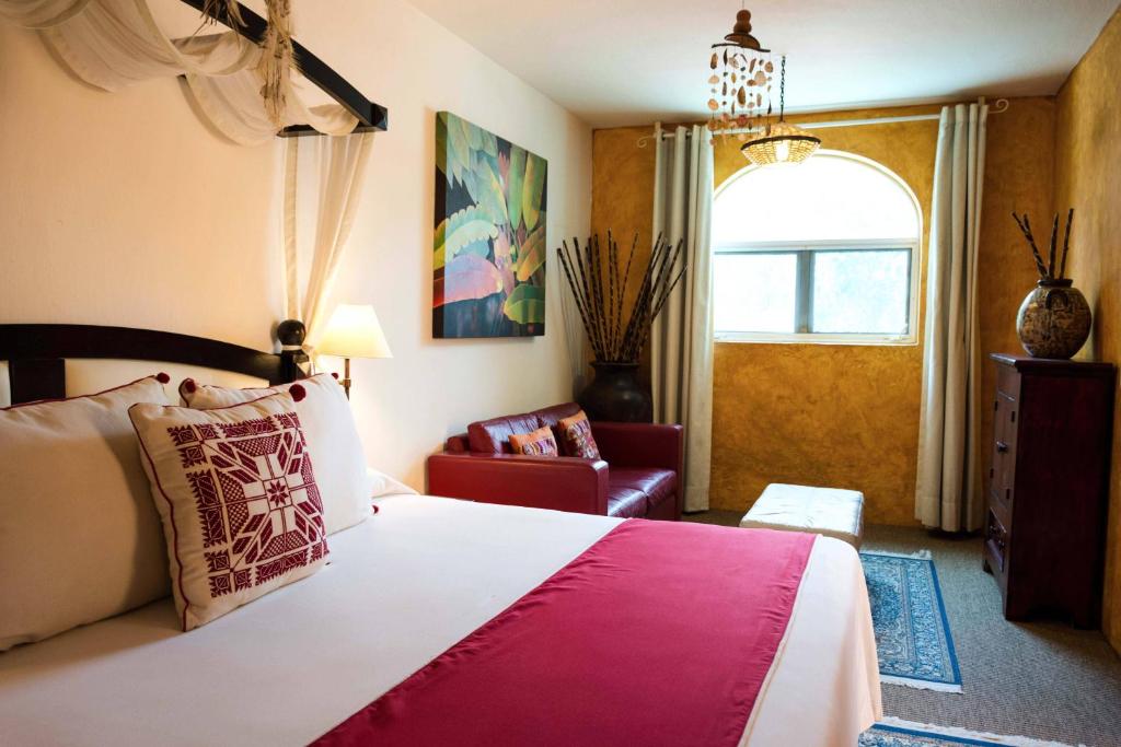 Postel nebo postele na pokoji v ubytování El Chante Spa Hotel