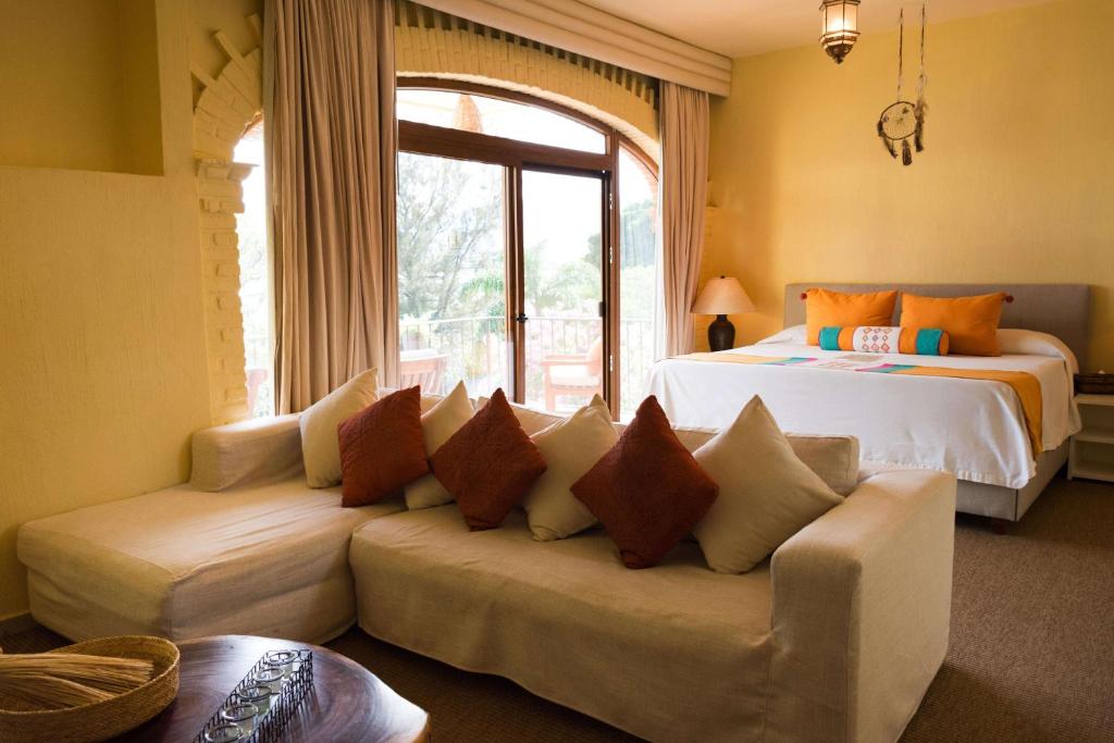 Postel nebo postele na pokoji v ubytování El Chante Spa Hotel
