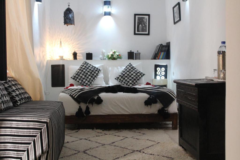 Postel nebo postele na pokoji v ubytování Riad Alamine
