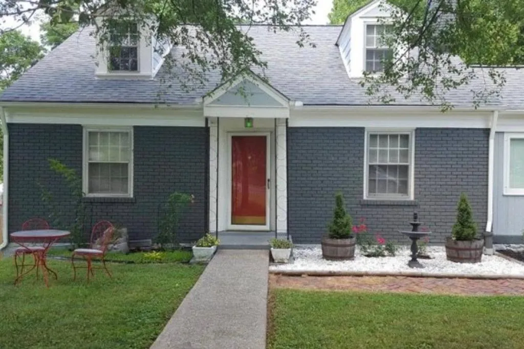 Stratford Ave apartment & yard 6 miles to downtown, Nashville (AR), United States