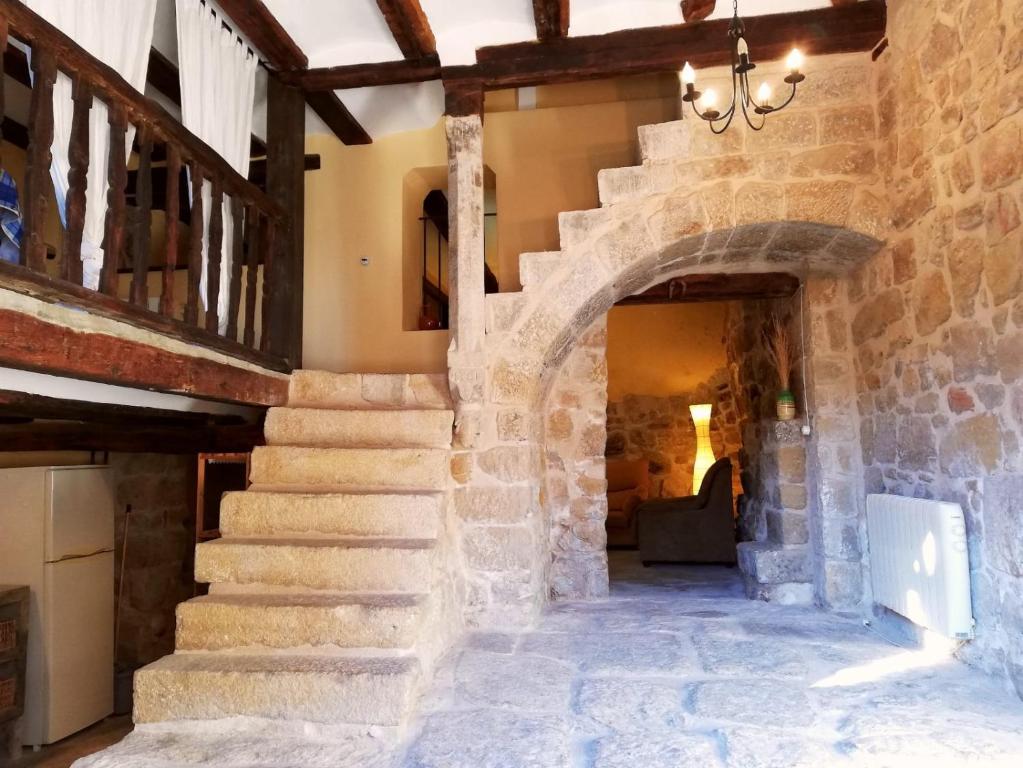 eine Treppe in einem Gebäude mit Steinwänden und einer Decke in der Unterkunft Casa Marina in Valderrobres