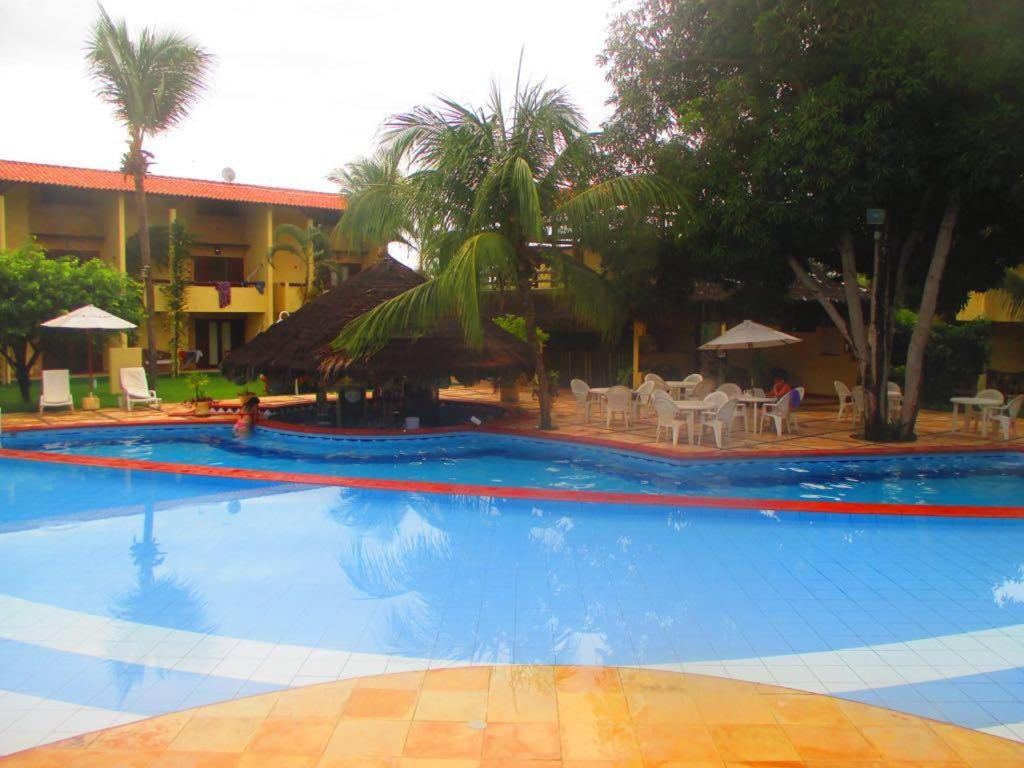 ein großer blauer Pool neben einem Resort in der Unterkunft RESORT SOLAR PIPA CASA 36 in Pipa