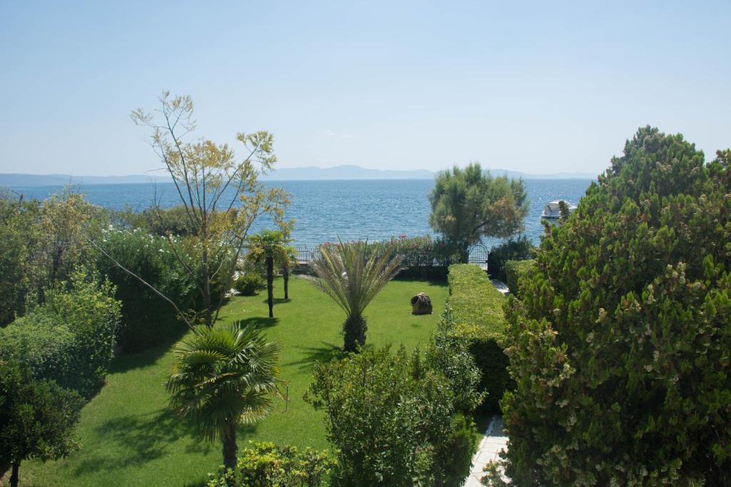 Fotografie z fotogalerie ubytování Romantic Seafront Studio - Dream Garden v destinaci Platanidia