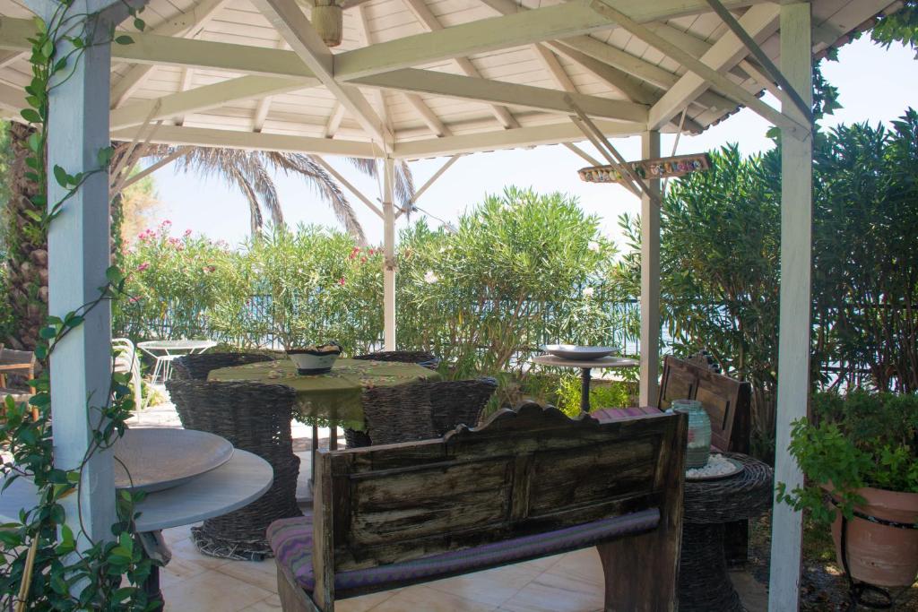 Fotografie z fotogalerie ubytování Romantic Seafront Studio - Dream Garden v destinaci Platanidia