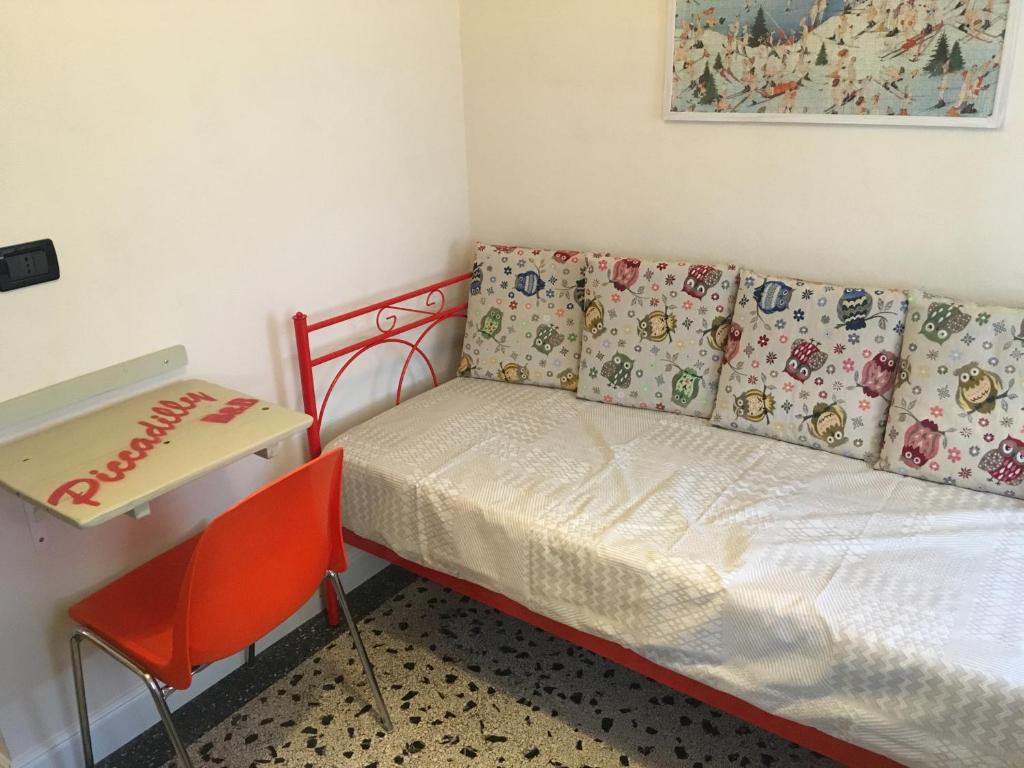 A bed or beds in a room at piccadilly b&b