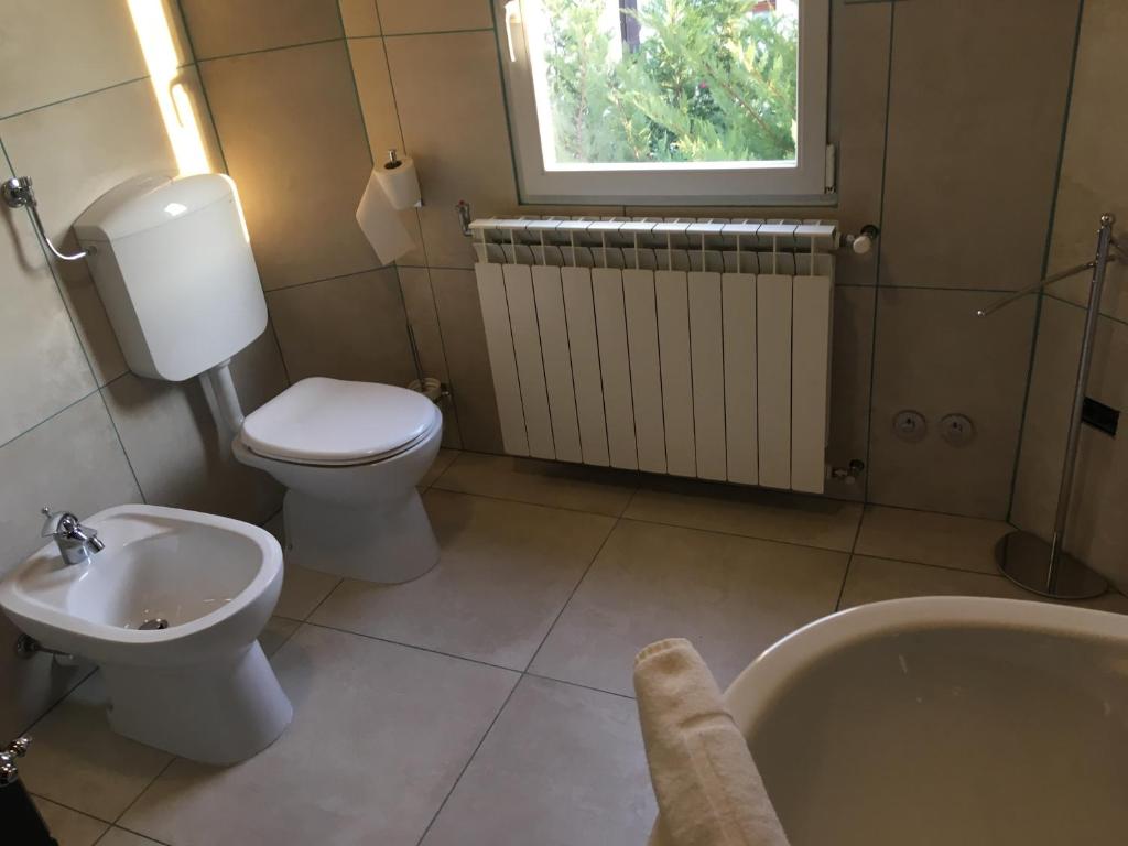A bathroom at piccadilly b&b