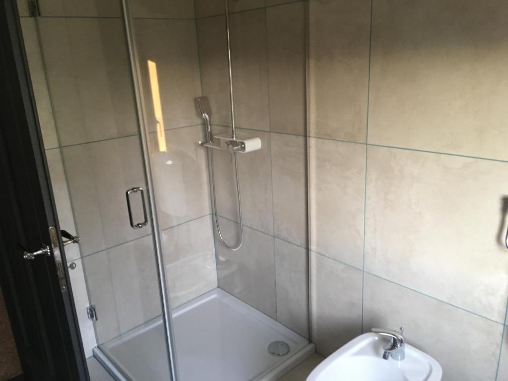 A bathroom at piccadilly b&b