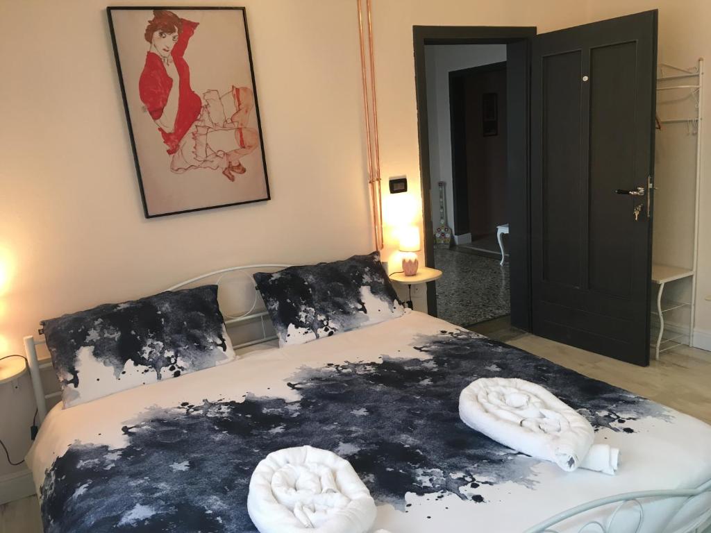 A bed or beds in a room at piccadilly b&b