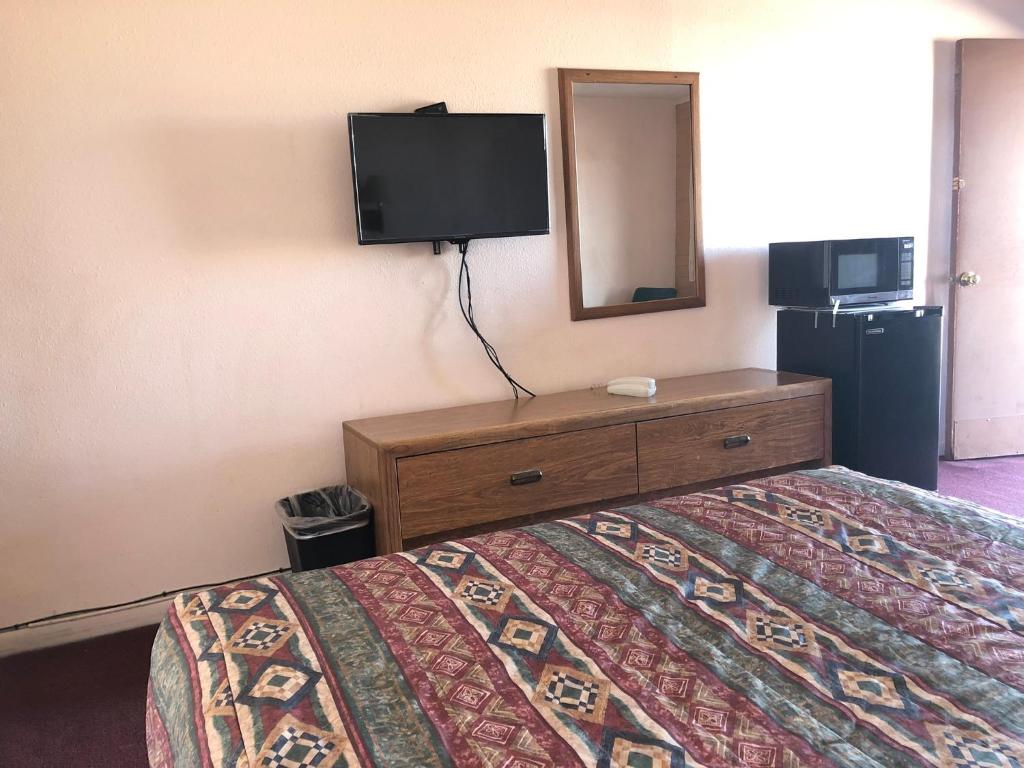 Deluxe Inn Motel - Habitación De La Reina