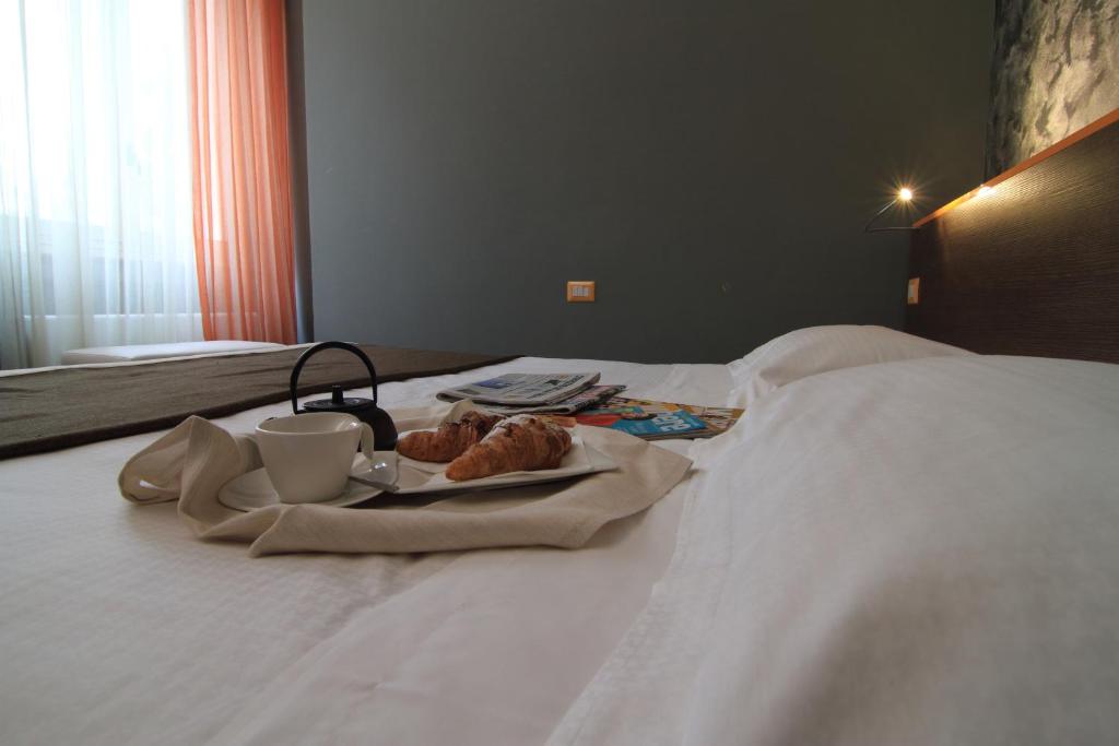 Łóżko lub łóżka w pokoju w obiekcie Hotel Metrò