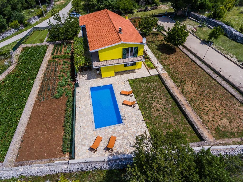 Bazén v ubytovaní House Simani alebo v jeho blízkosti