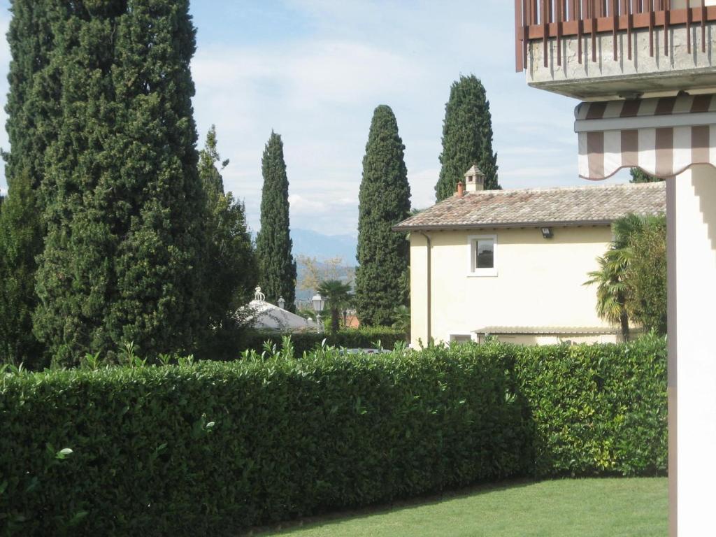 A garden outside Apartments in Lazise/Gardasee 21939