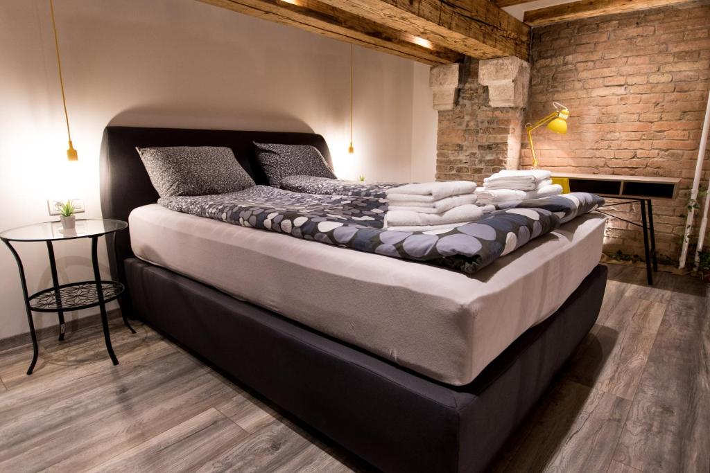 Postel nebo postele na pokoji v ubytování Gami Ex-Factory Lofts