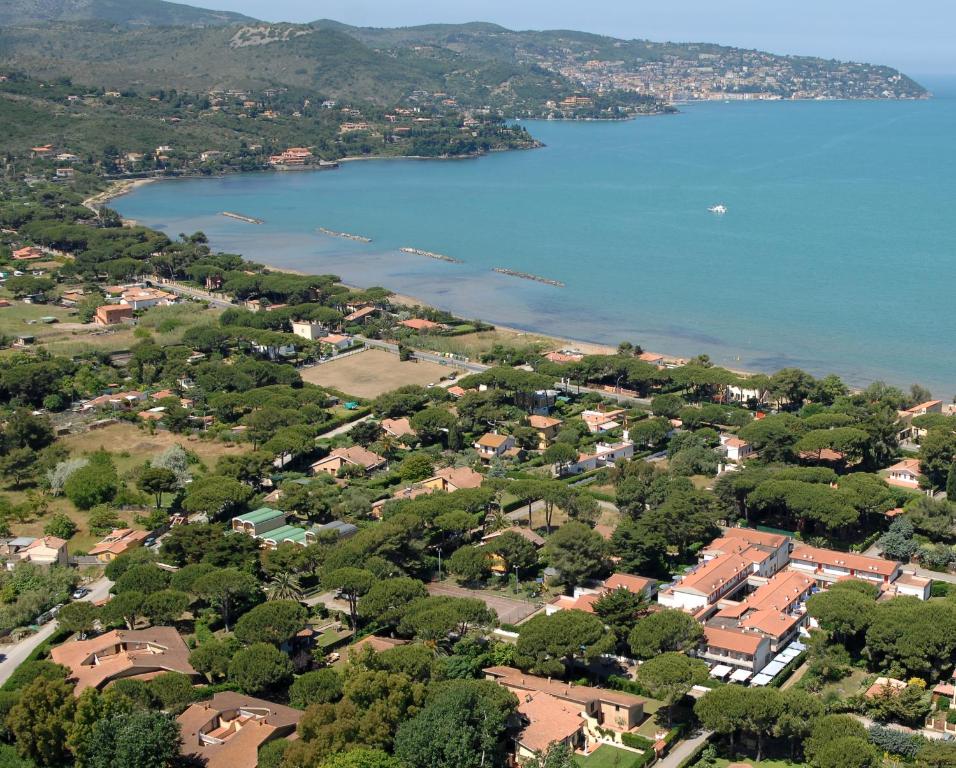 una vista aérea de una ciudad y un lago en Residence Airone en Orbetello