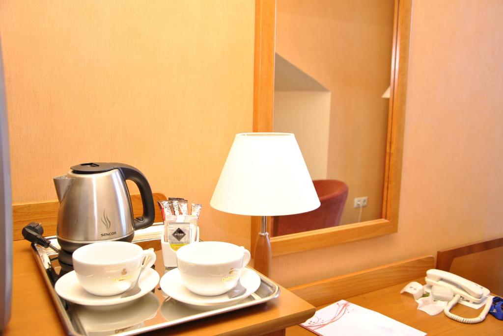 Příslušenství pro přípravu čaje a kávy v ubytování Vitalmed Hotel Sárvár
