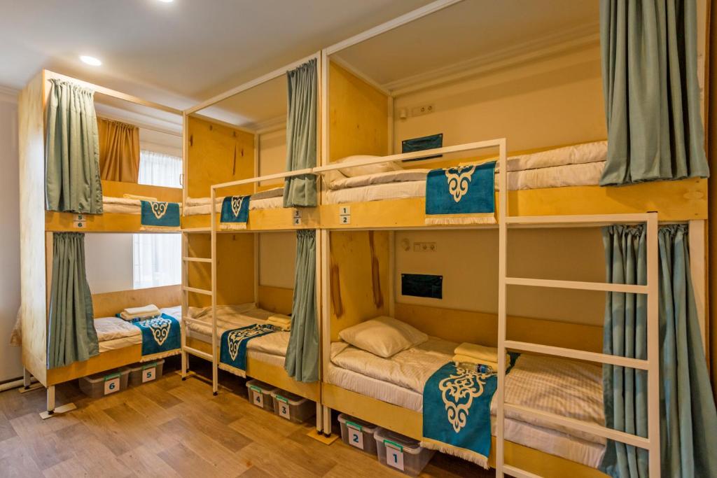 Koisha - Bunk Bed In Mannelijke Slaapzaal