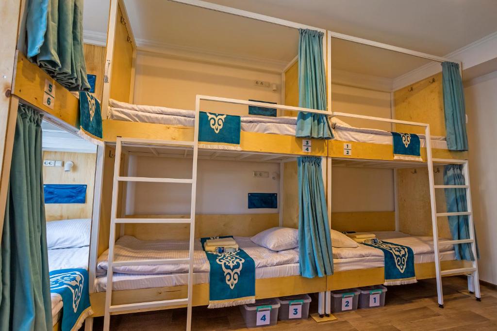 Koisha - Bunkbed In Vrouwelijke Slaapzaal