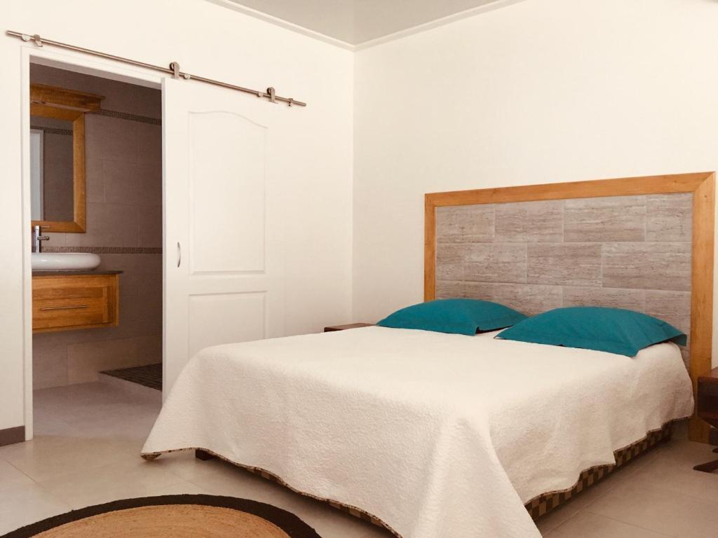 La Villa Maé - Deluxe Room (2 Adults + 1 Child)