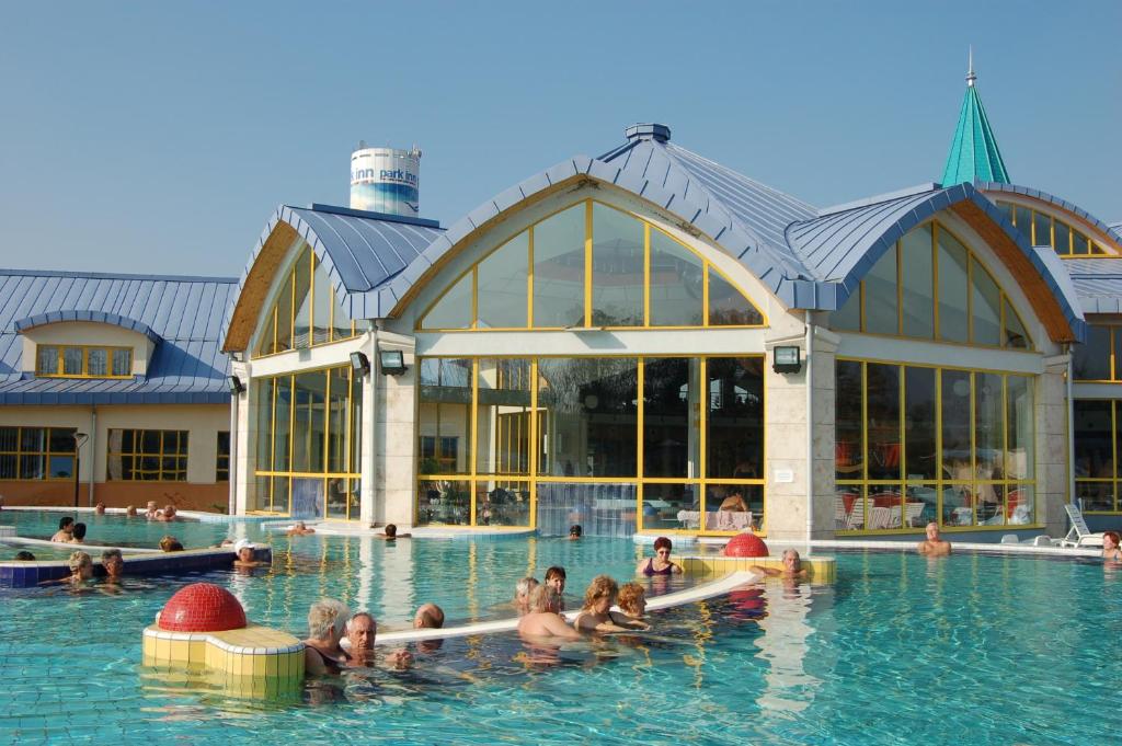 Bazén v ubytování Vitalmed Hotel Sárvár nebo v jeho okolí