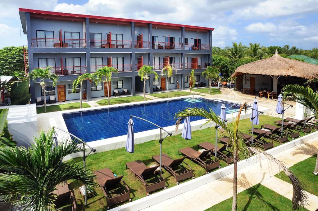 una imagen de un hotel con piscina en Tamarind, en Panglao