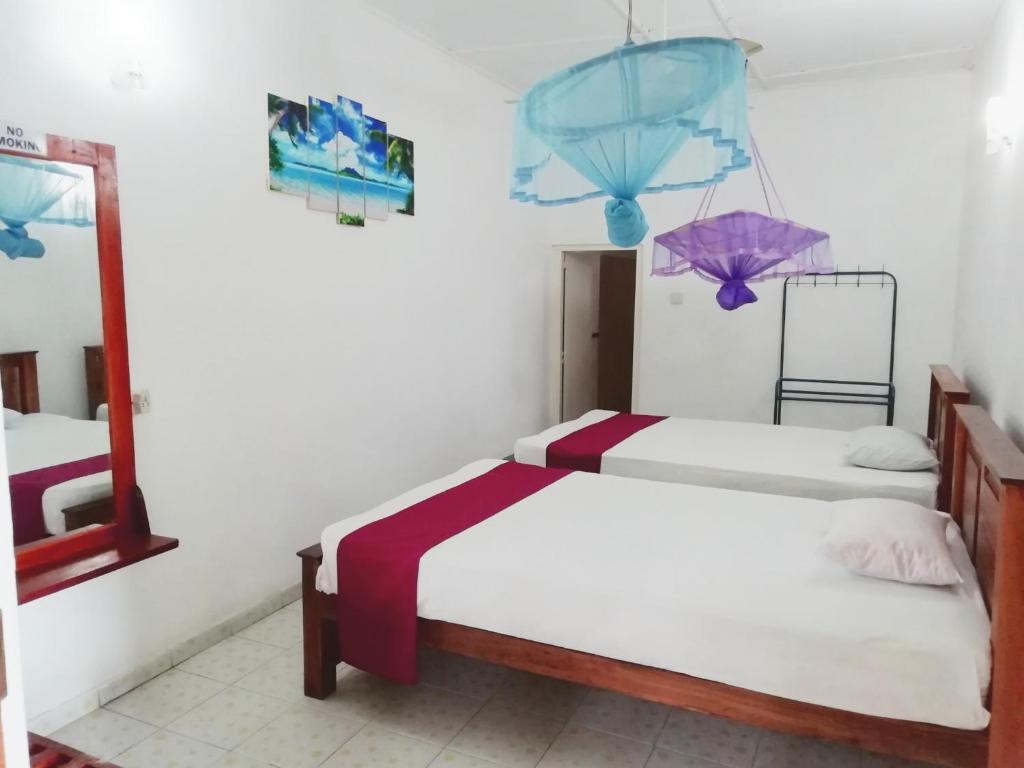 Postel nebo postele na pokoji v ubytování Jayaru Guest House