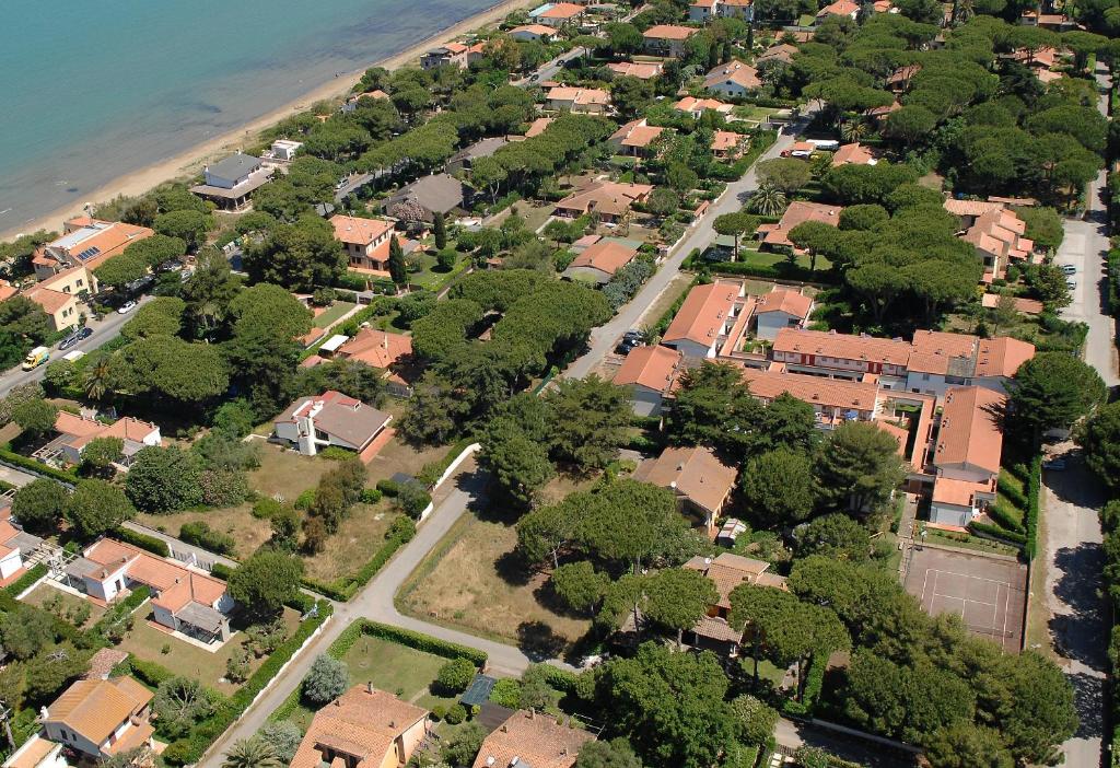 una vista aérea de un suburbio residencial con casas en Airone RTA, en Orbetello