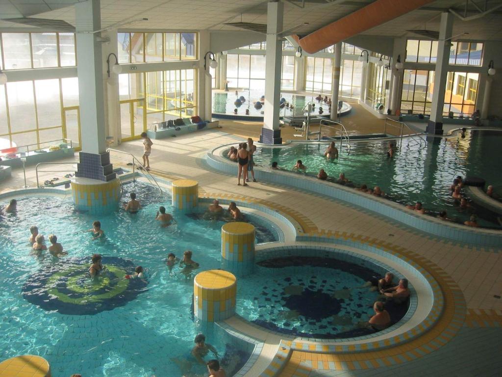 Bazén v ubytování Vitalmed Hotel Sárvár nebo v jeho okolí