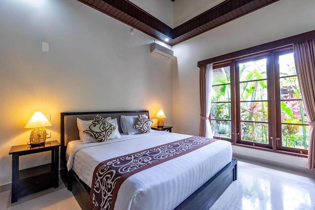 Postel nebo postele na pokoji v ubytování Gatra Ubud Inn