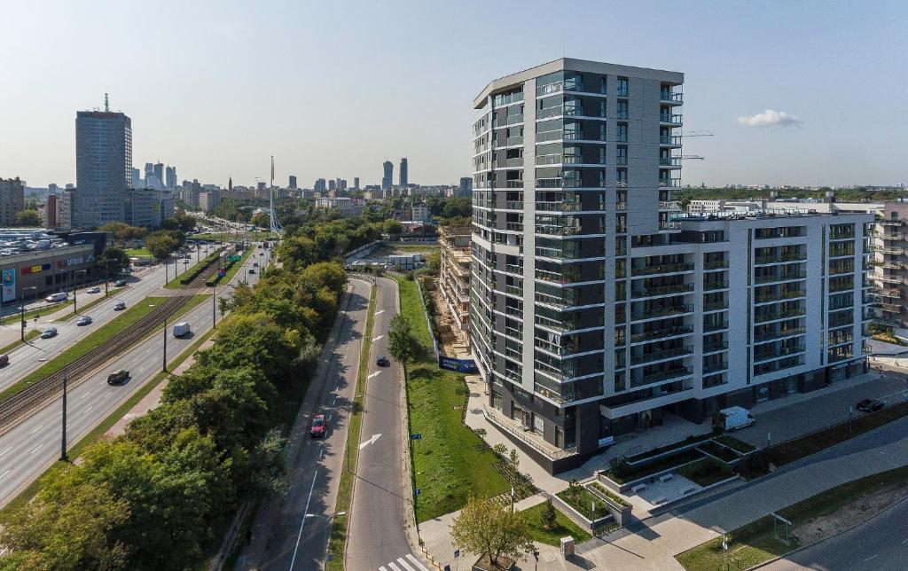 una vista aérea de una ciudad con un edificio alto en Novis Apartments Panorama View, en Varsovia