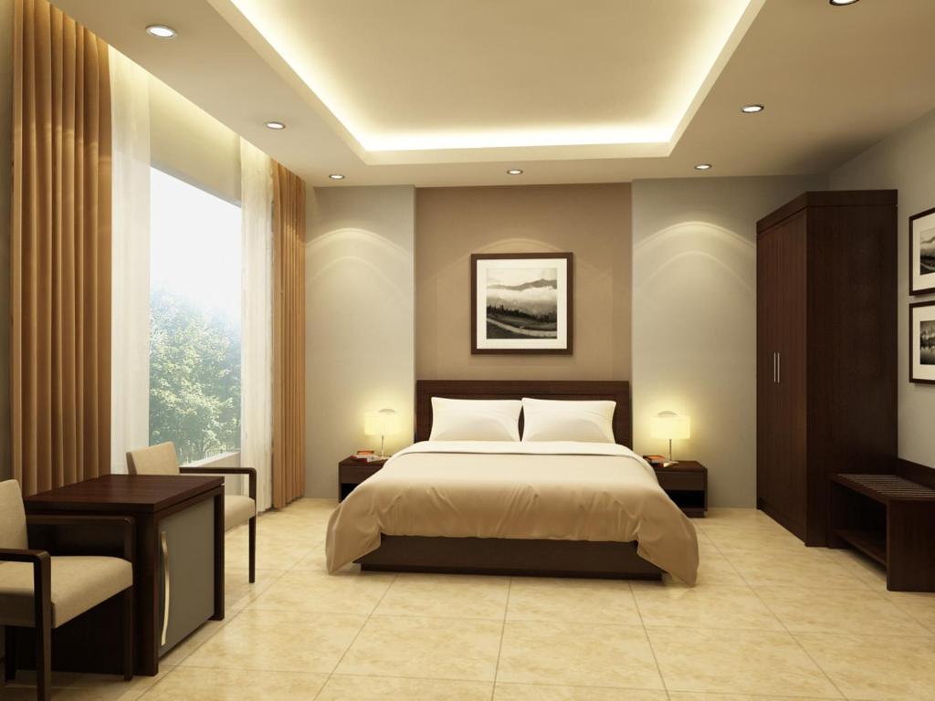 1 dormitorio con 1 cama, 1 silla y 1 ventana en Green Hotel, en Hanói