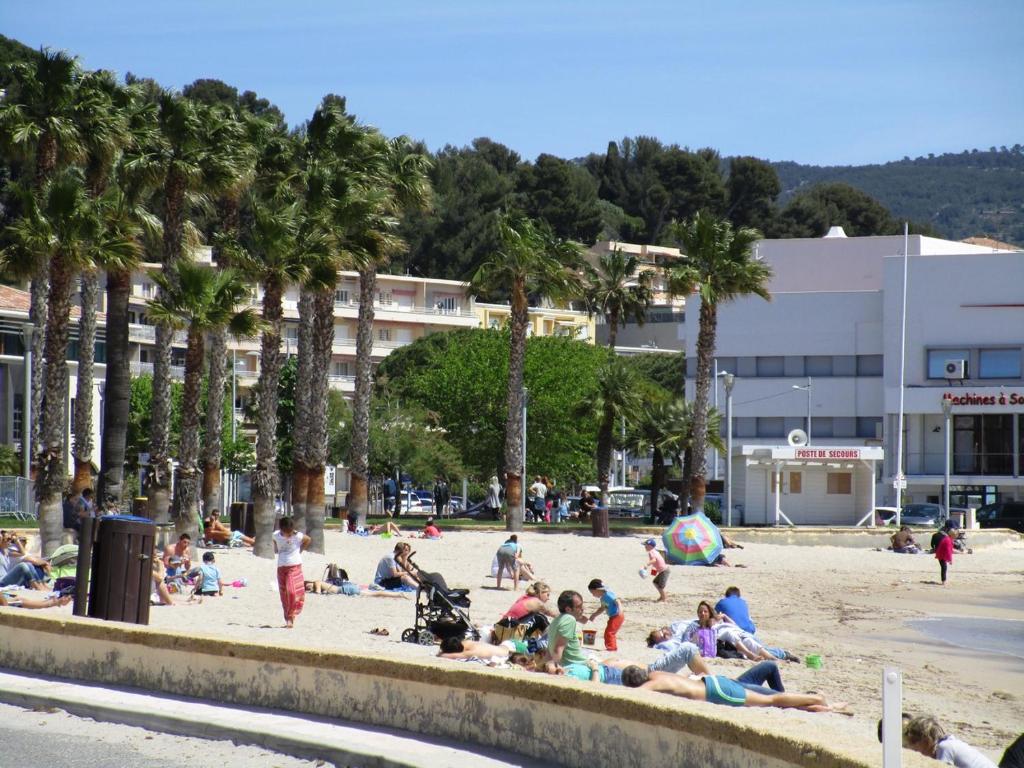 バンドールにある35 ter rue du Docteur Marçonの浜辺に横たわる人々