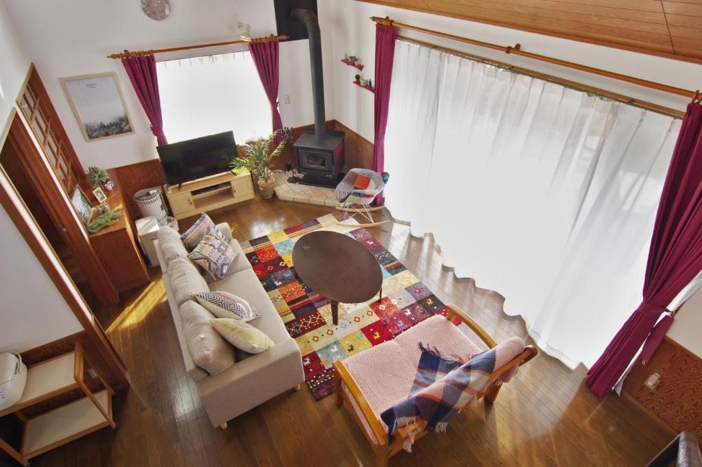 伊豆市にあるVillent Fujimi Hiekawaのソファとテーブル付きのリビングルームのオーバーヘッドビュー