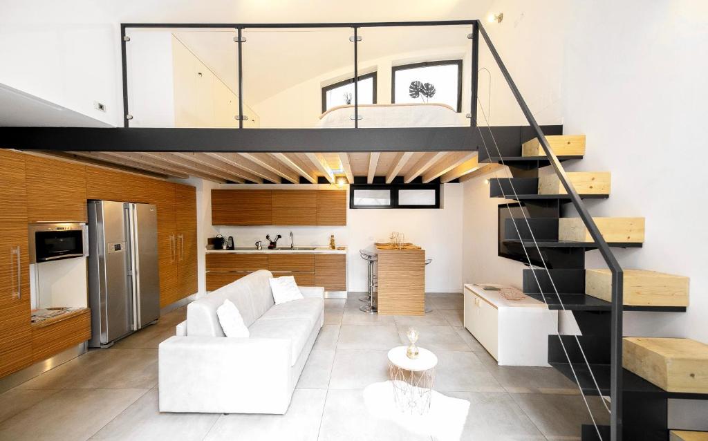 Cet appartement loft dispose d'un escalier et d'un salon. dans l'établissement Design Central Apartment, à Bergame