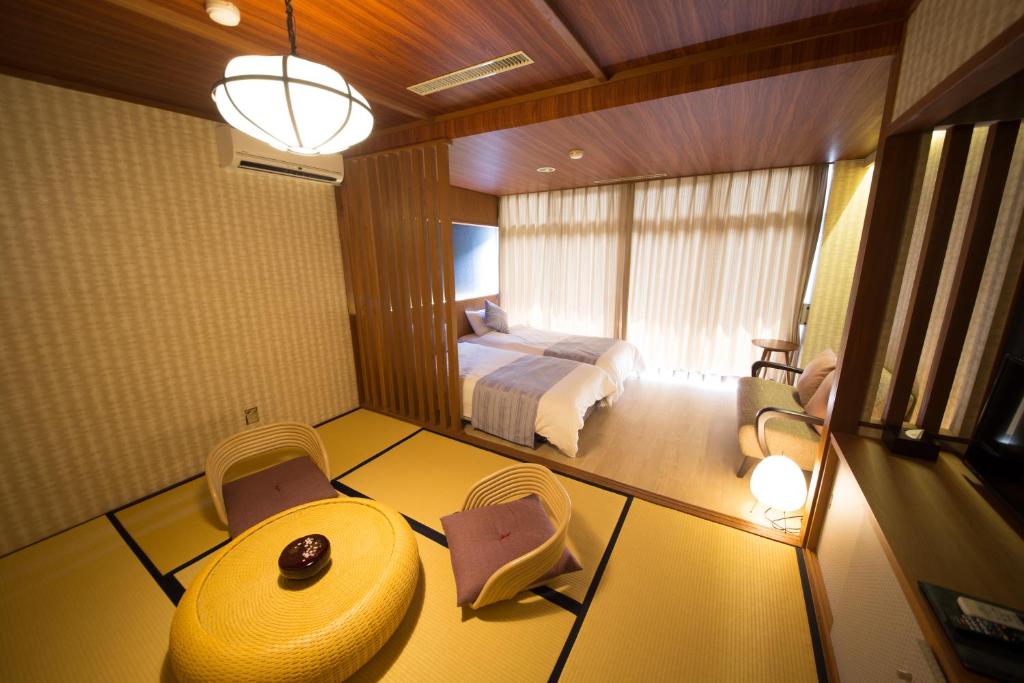 Postel nebo postele na pokoji v ubytování Wakayama Kada Onsen Kada Kaigetsu (ex. Azumaya Seaside Hotel)