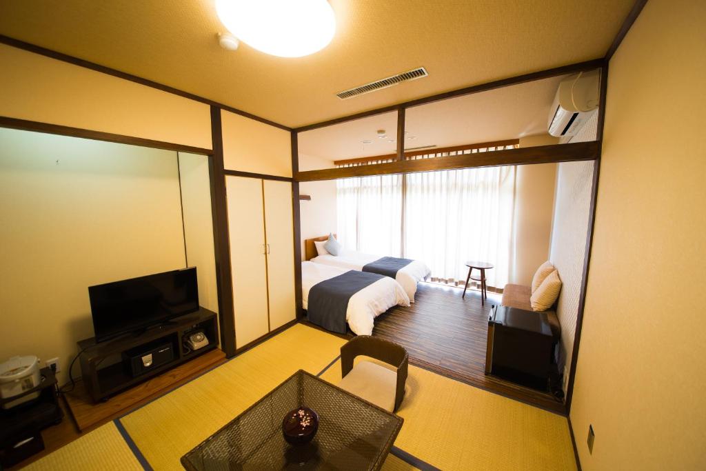 TV a/nebo společenská místnost v ubytování Wakayama Kada Onsen Kada Kaigetsu (ex. Azumaya Seaside Hotel)