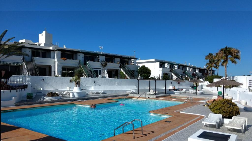 una piscina frente a un edificio en Vv Apartamento Gran Vista Los Marinos, en Tías