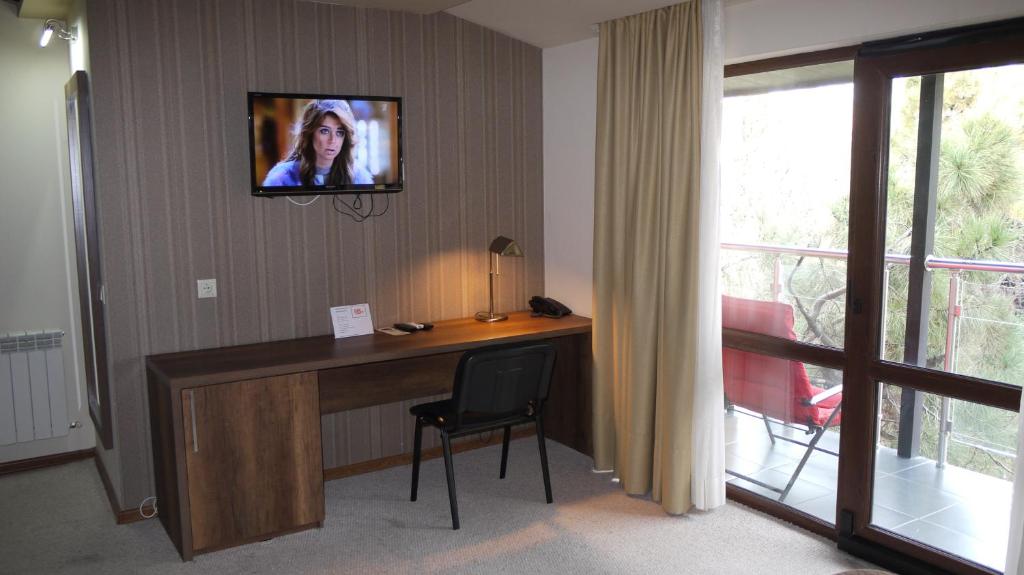 TV a/nebo společenská místnost v ubytování Sani Hotel