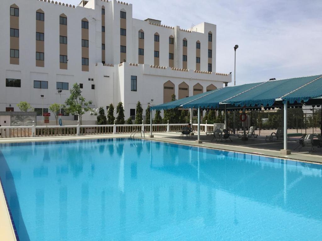 Der Swimmingpool an oder in der Nähe von Hotel Al Madinah Holiday