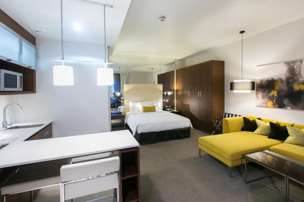 Postel nebo postele na pokoji v ubytování Centro Capital Doha - By Rotana