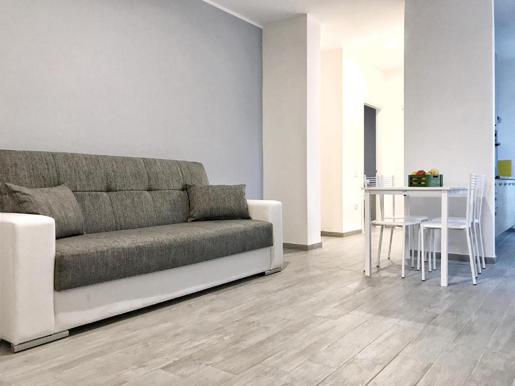een woonkamer met een bank en een tafel bij Minisuite Zefiro-Intero appartamento ad uso esclusivo by Appartamenti Petrucci in Foligno